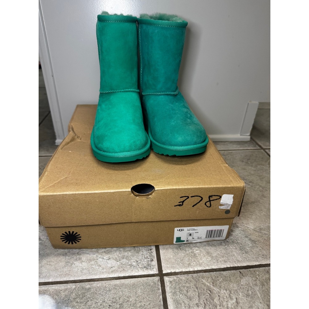 UGG Classic II Sheepskin Lined Boots Emerald Green Women's Size 6 / Kids size 4